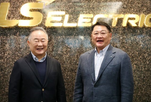구자균 LS일렉트릭 회장이 예종석 대기자와 대담하며 미소짓고 있다.(사진=김태형 기자)