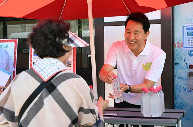 오세훈 서울시장이 29일 오후 탑골공원을 찾아 어르신들에게 병물 아리수를 나눠주고 있다.(사진=서울시)