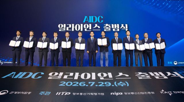배경훈 부총리 겸 과학기술정보통신부 장관이 29일 오후 서울 중구 롯데호텔에서 열린 'AI 데이터센터 얼라이언스 출범식' 에서 의장사 위촉장 수여식 기념촬영을 하고 있다. (사진=과기정통부)