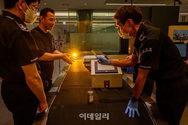 관세청이 인천국제공항 제1여객터미널 입국장 마약전담 검사대에서 마약밀수 단속 시연을 펼치고 있다. (사진=이데일리 방인권 기자)
