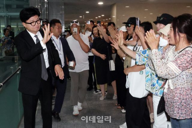 한동훈 무소속 의원이 29일 서울 여의도 국회의원회관에서 연 '보완수사 금지, 기어이 범죄자의 편에 설 것인가' 긴급 토론회 참석을 위해 회의장으로 향하며 지지자들과 인사를 하고 있다. (사진=방인권 기자)
