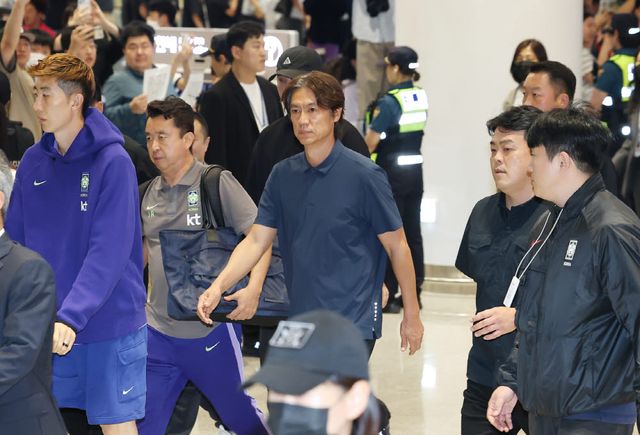 지난달 30일 홍명보 전 축구대표팀 감독이 인천국제공항 제2여객터미널을 통해 귀국하고 있다. (사진=연합뉴스)