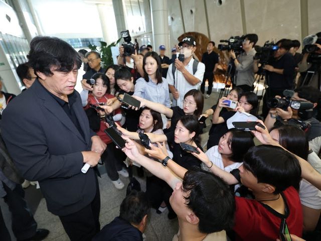 김동연 배재학당총동창회 39대 회장이 3일 대한야구소프트볼협회가 위치한 서울 송파구 올림픽회관에서 스타벅스 응원 논란과 관련해 배재고 학생들의 선처를 바라는 탄원서를 제출한 뒤 취재진 질문에 답하고 있다.(사진= 연합뉴스)