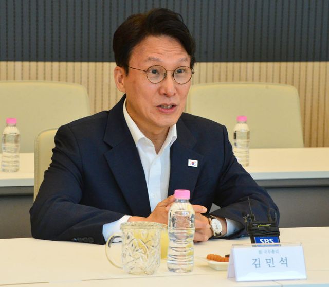 김민석 전 국무총리가 2일 오후 충북 청주시 SK 하이닉스 청주4캠퍼스를 방문, 모두발언을 하고 있다.(사진=뉴스1)