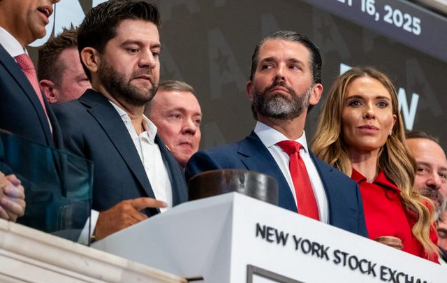 도널드 트럼프 주니어가 지난해 7월 미국 뉴욕증권거래소(NYSE)에서 온라인 총기 판매업체 ‘그랩어건’ 상장을 기념해 개장 벨을 울리고 있다. (사진=게티이미지·AFP)