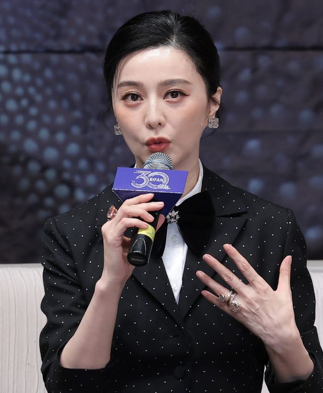 배우 판빙빙이 3일 경기도 부천시 현대백화점 중동점에서 열린 ‘제30회 부천국제판타스틱영화제’ 해외 영화인 초청 기자회견에 참석해 취재진 질문에 답하고 있다.(사진=뉴스1)