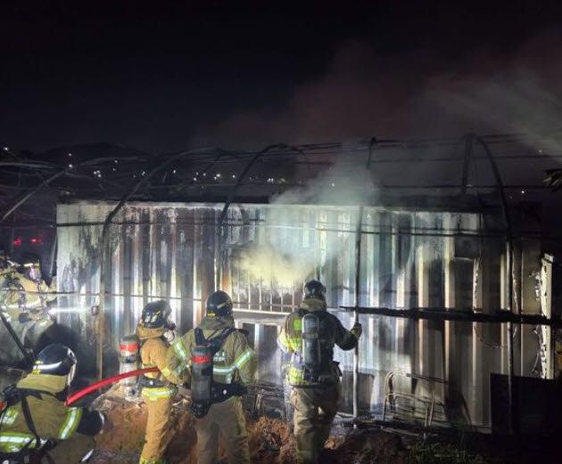 지난달 27일 오후 10시 5분께 경기 시흥시 대야동의 한 주말농장용 비닐하우스에서 발생한 화재를 진압하고 있는 소방대원들. (사진=뉴시스)