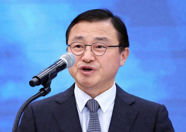 노태문 삼성전자 대표이사 사장은 3일 경상국립대 칠암캠퍼스 체육관에서 이재명 대통령 주재로 열린 '영남권 첨단산업 발전비전 국민보고회'에서 영남 지역 투자 계획을 발표하고 있다.(사진=연합뉴스)