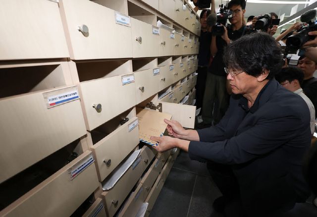 김동연 배재학당총동창회 39대 회장이 3일 대한야구소프트볼협회가 위치한 서울 송파구 올림픽회관에서 스타벅스 응원 논란과 관련해 배재고 학생들의 선처를 바라는 탄원서를 제출하고 있다. 사진=연합뉴스