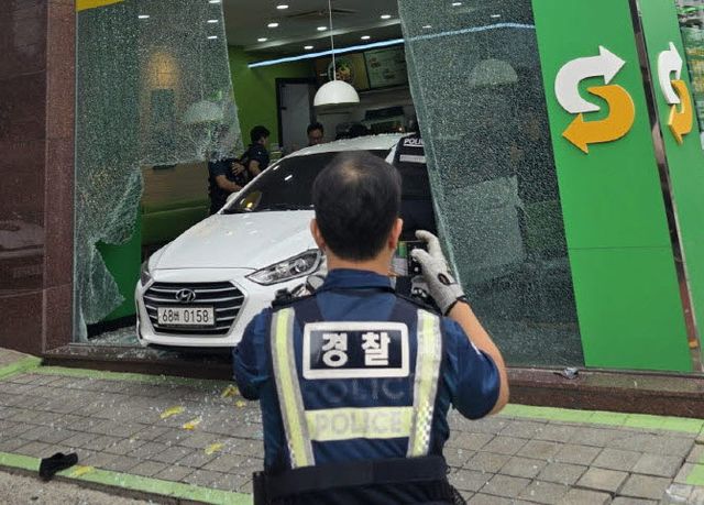 3일 오후 1시 50분쯤 서울 서초구 반포동 한 샌드위치 전문점 매장으로 흰색 차량이 돌진하는 사고가 났다. (사진=사회관계망서비스 갈무리)