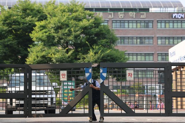 지난 1일 오후 서울 강동구 배재고등학교 정문이 굳게 닫혀있다. (사진=뉴시스)