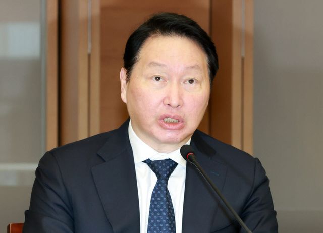[이데일리 방인권 기자] 최태원 대한상공회의소 회장이 1일 서울 중구 대한상공회의소에서 열린 '국회의장-대한상공회의소 경제대도약 간담회'에서 인사말을 하고 있다.