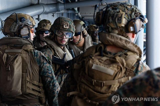 2026년 3월 말 중동전쟁 참전을 위해 미 중부사령부작전 지역에 도착한 미 해군 및 해병대원들. 미 중부사령부 엑스 캡처.