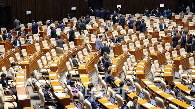 형사소송법 개정안 필리버스터 시작, 본회의장 떠나는 의원들. (사진=방인권 기자)