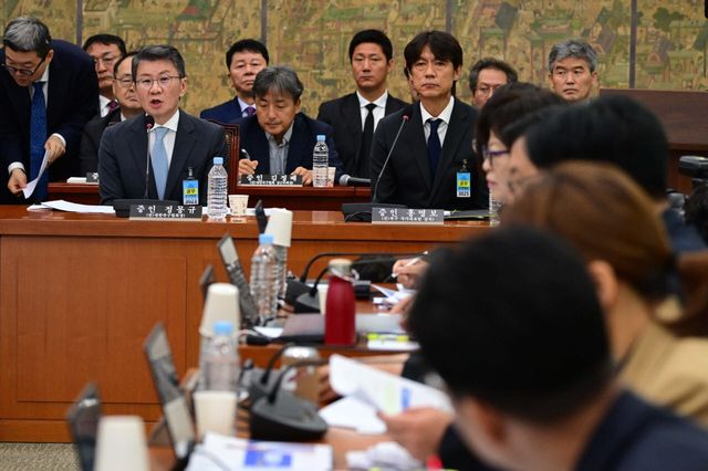 정몽규 전 대한축구협회장이 30일 국회 문화체육관광위원회에서 열린 대한축구협회 현안 관련 청문회에 증인으로 출석해 의원들의 질의에 답하고 있다. 사진=국회사진기자단