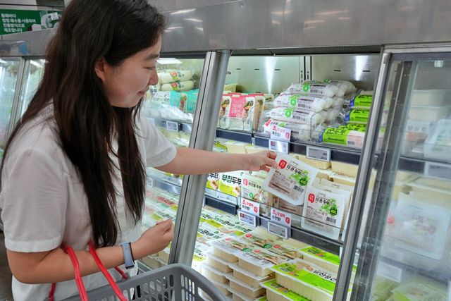 한 고객이 롯데마트 제타플렉스 잠실점에서 '오늘좋은 더 큰 두부'를 구매하고 있다. (사진=롯데마트)