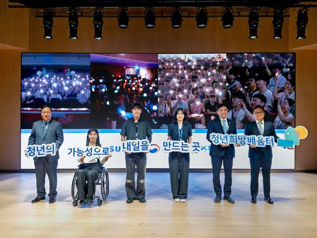 7월 30일 삼성화재 대전 유성 연수원에서 열린 청년희망배움터 개강식에 참석한 (왼쪽부터) 삼성전자 DS사회공헌단장 여명구 부사장, 국민의힘 이소희 의원, 청년대표 김혁진·최민주, 고용노동부 권창준 차관, 멀티캠퍼스 안재우 대표이사 등 관계자들이 기념 촬영하고 있다. (사진=삼성)