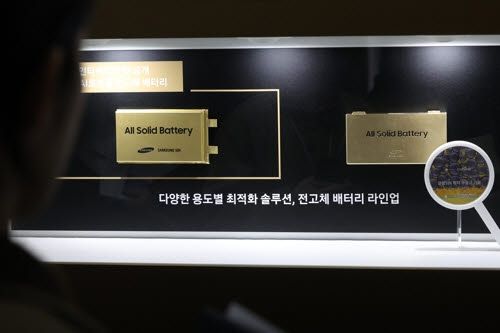 서울 강남구 코엑스에서 열린 배터리 산업 전문 전시회 '인터배터리 2026'에서 참관객들이 삼성SDI 전고체 배터리 라인업을 둘러보고 있다. (사진=연합뉴스)