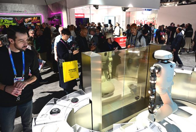 지난 1월 미국 라스베이거스에서 열린 CES 2026 LG전자 전시관에서 관람객들이 LG전자의 홈 로봇 'LG 클로이드'와 로봇의 관절 역할을 하는 액추에이터 브랜드 'LG 액추에이터 악시움'을 경험하고 있다. (사진=LG전자)