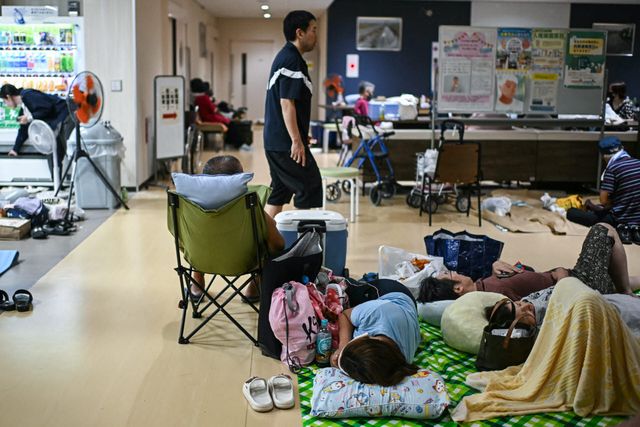 29일 일본 구마모토현 우키시의 한 대피소에서 이재민들이 쉬고 있다. (사진=AFP)