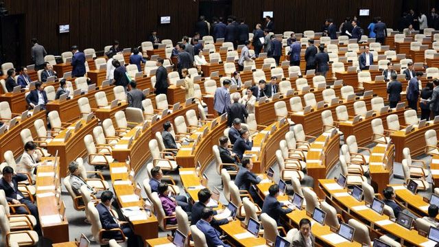 30일 국회에서 열린 7월 임시국회 제3차 본회의에서 국민의힘 주호영 의원이 형사소송법 일부개정법률안에 대해 무제한 토론을 시작하자 의원들이 본회의장을 떠나고 있다. (사진=연합뉴스)