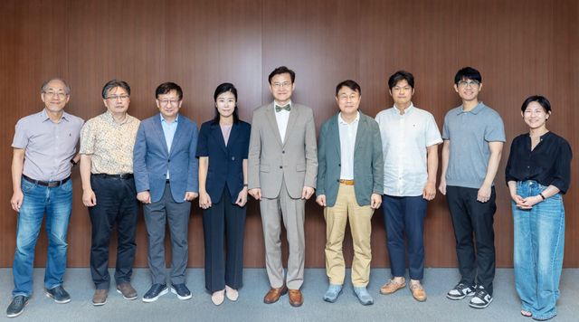 카카오가 AI 윤리 거버넌스 강화를 위해 'AI&기술윤리 소위원회’의 외부 전문 자문단을 발족했다. 이민석(왼쪽부터) 국민대학교 소프트웨어융합대학 교수, 이상욱 한양대학교 철학과 교수, 이원태 국민대학교 특임교수, 유재연 한양대학교 사회혁신융합전공 겸임교수, 김명주 AI안전연구소 소장, 변순용 서울교육대학교 윤리교육과 교수, 정병수 유니세프 L&D센터장, 김경훈 카카오 AI 세이프티 리더, 하진화 카카오 AI 커뮤니케이션 수석이 기념사진을 촬영하고 있다.(사진=카카오)