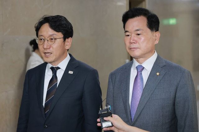 천준호(왼쪽) 더불어민주당 원내운영수석부대표와 김승수 국민의힘 원내운영수석부대표가 30일 국회에서 제9회 지방선거 투표용지 부족 사태에 대한 선거관리위원회 특검법안의 세부 내용에 대해 양당이 합의했다고 발표하고 있다. (사진=연합뉴스)