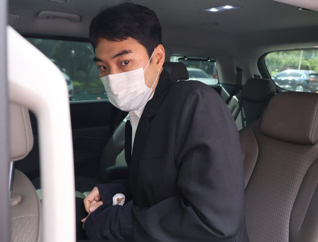 아동 성매매 혐의를 받는 최영중 전 청주시의원이 30일 청주지법에서 구속 전 피의자 심문을 받은 뒤 호송차에 오르고 있다. (사진=연합뉴스)