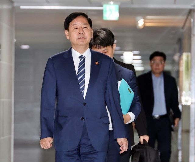 구윤철 부총리 겸 재정경제부 장관이 30일 국회 의원회관에서 열린 세제개편안 논의를 위한 국회 재정경제기획위원회 비공개 당정 협의에 입장하고 있다.(사진=연합뉴스)