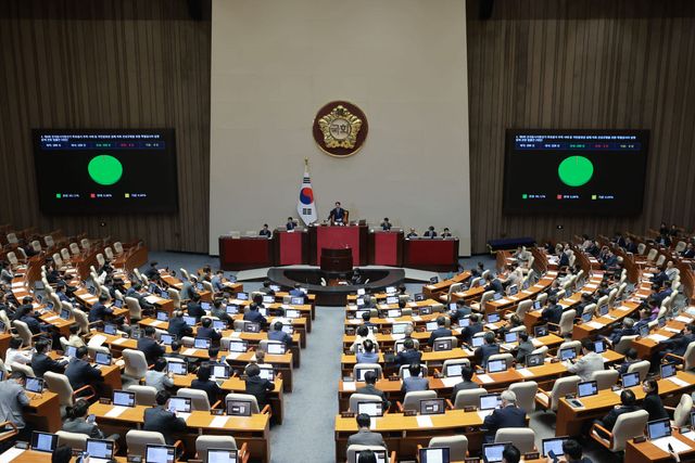 30일 국회에서 열린 7월 임시국회 제3차 본회의에서 '제9회 전국동시지방선거 투표용지 부족 사태 등 국민참정권 침해 의혹 진상규명을 위한 특별검사의 임명 등에 관한 법률안'이 통과되고 있다. (사진=연합뉴스)