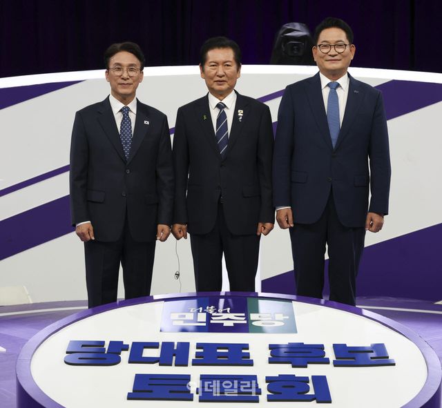 [국회사진기자단] 김민석, 정청래, 송영길 더불어민주당 당대표 후보(왼쪽부터)가 29일 오후 서울 마포구 MBC에서 TV토론회 시작 전 포즈를 취하고 있다.