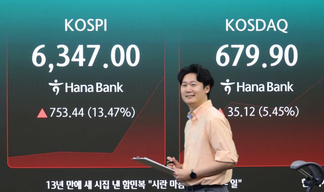 31일 서울 하나은행 본점 딜링룸에 주가지수가 표시되고 있다. (사진=연합뉴스)