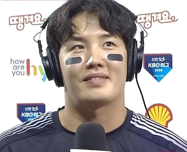 시즌 10승째를 거둔 뒤 방송 인터뷰에서 눈시울을 붉히는 임찬규. 사진=중계방송 화면 캡처