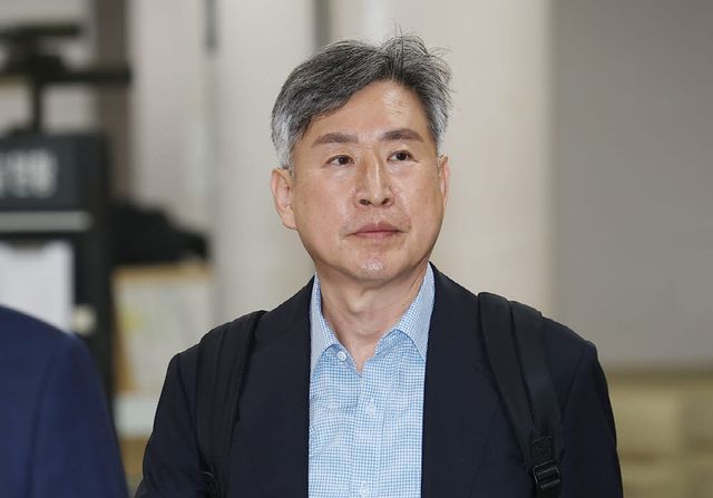 계엄에 해양경찰청을 가담시키려 한 의혹을 받는 김종욱 전 해경청장이 3일 서울 서초구 서울중앙지방법원에서 열린 구속 전 피의자 심문(영장실질심사)에 출석하고 있다. (사진=연합뉴스)