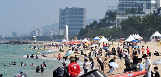 4일 개장한 강릉 경포해수욕장에서 피서객들이 더위를 식히고 있다. (사진=연합뉴스)