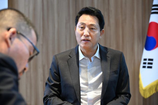 오세훈 서울시장이 지난 3일 서울시청 집무실에서 일본 요미우리신문과 인터뷰 하고 있다. (사진=서울시)