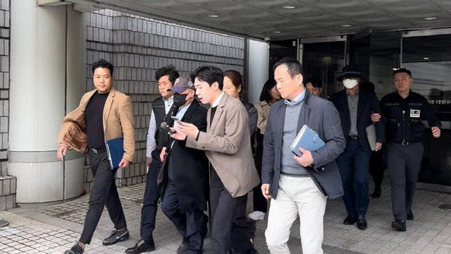 임신 36주 차 여성의 낙태 수술을 집도한 집도의와 병원장이 2024년 10월 23일 서울중앙지법에서 구속 전 피의자 심문을 받고 법원을 떠나고 있다. (사진=연합뉴스)