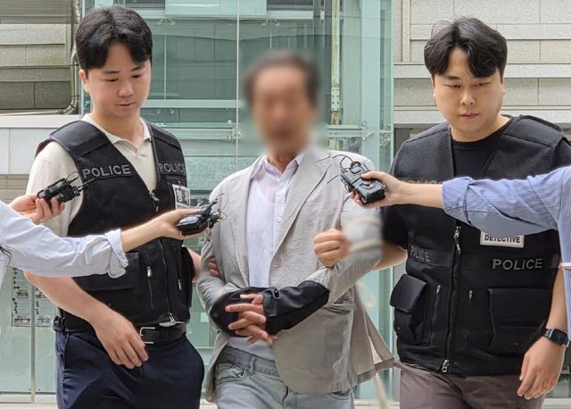 6·3 지방선거 투표용지 부족 사태를 조사하는 국회 국정조사특별위원회(국조특위)의 현장조사를 방해한 혐의를 받는 60대 남성 A씨가 4일 오후 서울 송파구 서울동부지법에서 열린 구속 전 피의자 심문(영장실질심사)에 출석하고 있다.(사진=뉴시스) 서울동부지법 성현창 판사는 4일 오후 공무집행방해 혐의를 받는 60대 남성 A 씨의 구속 전 피의자 심문(영장실질심사)을 연 뒤 