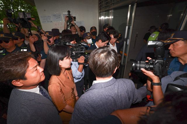 윤상현 국조특위 위원장과 6·3 지방선거 투표용지 부족 사태를 조사 중인 국회 국정조사특별위원회 위원들이 2일 서울 송파구 올림픽공원 내 개표소 내부로 진입을 대기하고 있다. (사진=국회사진기자단)