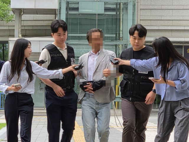 공무집행방해 혐의를 받는 60대 남성 A씨가 4일 오후 서울 송파구 서울동부지법에 구속 전 피의자 심문을 위해 출석하고 있다. (사진=뉴시스)