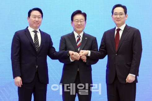 이재명 대통령(왼쪽 두번째)과 이재용 삼성전자 회장(왼쪽 첫번째), 최태원 SK그룹 회장이 지난달 29일 청와대에서 열린 3대 메가프로젝트 국민보고회에서 기업 투자계획 발표 후 손을 잡고 있다.(사진=연합뉴스)