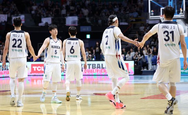 대한민국 농구 대표팀 선수들이 3일 경기도 고양시 고양소노아레나에서 열린 2027 FIBA 월드컵 아시아 예선 1라운드 B조 윈도우3 대한민국과 대만의 경기에서 80-82로 패배한 후 아쉬워하고 있다. 사진=뉴스1