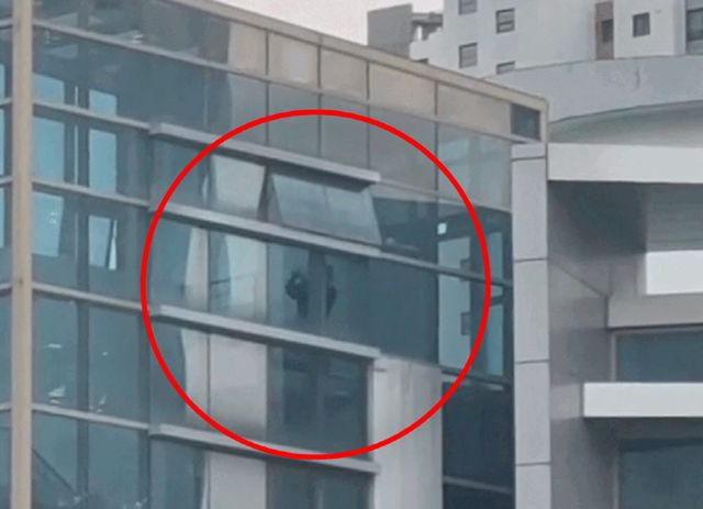 대구시선관위 직원이 계단에서 골프채로 스윙 연습을 하는 모습. (사진=SNS 갈무리)