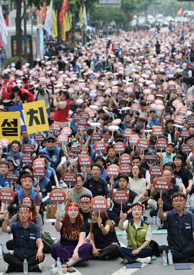 양대노총 공공노동자 총력투쟁 결의대회 (서울=연합뉴스) 이진욱 기자 = 민주노총과 한국노총 공공부분 노동조합 소속회원들이 4일 서울 중구 숭례문 앞 세종대로에서 ‘멈춰라 일방통행! 열어라 노정교섭! 양대노총 공공노동자 총력투쟁 결의대회’를 하고 있다. 2026.7.4 cityboy@yna.co.kr/2026-07-04 14:38:13/