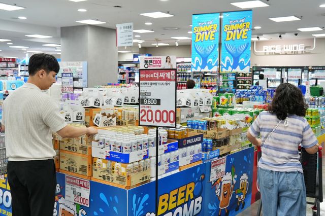 서울시 송파구에 위치한 롯데마트 제타플렉스 잠실점에서 고객들이 수입맥주를 구경하고 있다. (사진=롯데마트)