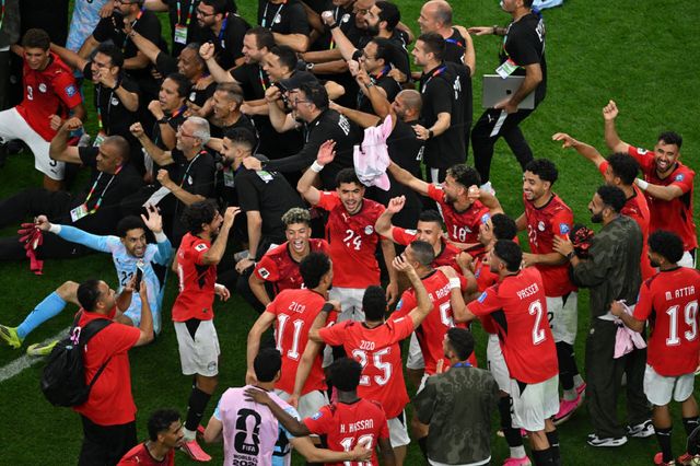이집트 선수들이 호주를 승부차기 끝에 꺾은 뒤 기뻐하고 있다. 사진=AP PHOTO