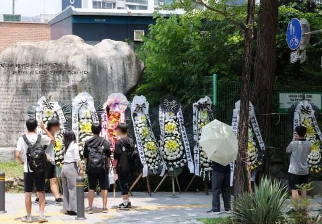 지난 1일 서울 강동구 배재고 앞에 근조화환이 놓여 있다.(사진= 연합뉴스)
