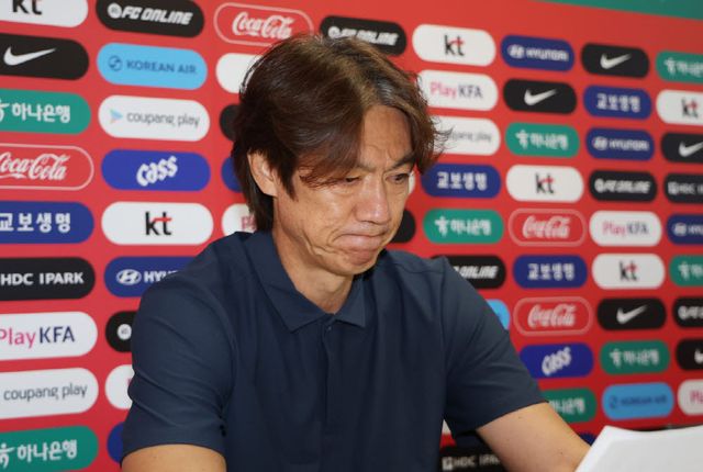 2026 북중미 월드컵 조별리그에서 탈락한 한국 축구 국가대표팀 홍명보 감독이 지난달 28일(현지시간) 멕시코 과달라하라 인근 사포판의 치바스 바예 베르데에서 사퇴 기자회견을 하고 있다. (사진=연합뉴스)