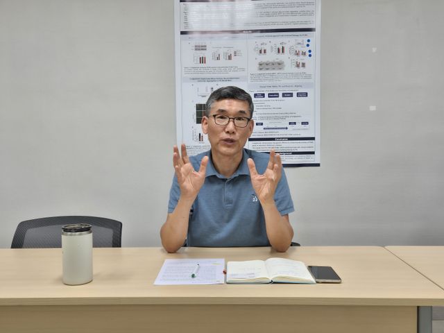 지난 16일 유상구 글라세움 대표이사가 경기도 수원시 글라세움 본사에서 이데일리와 인터뷰를 진행하며 부티글라브리딘의 오토파지 기전에 대해 설명하고 있다. (사진=이데일리 나은경 기자)