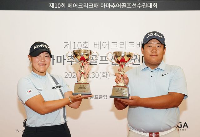 박서진(왼쪽)과 정조국이 제10회 베어크리크배 아마추어 골프 선수권대회 남녀부 정상에 오른 뒤 함께 트로피를 들어 올리고 있다. (사진=KGA)